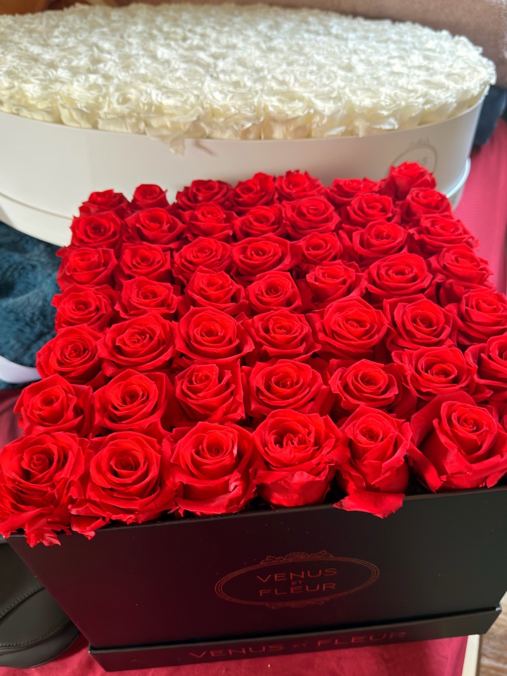 Red roses in black box Venue Et Fleur